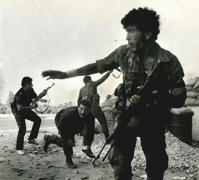 Aline Manoukian, the outskirts of the northern Lebanese city of Tripoli. These are pro-Syrian fighters of the Arab Democratic Party firing at a position of Tawheed, a fundamentalist Sunni Muslim group. (sept. 1985) 
