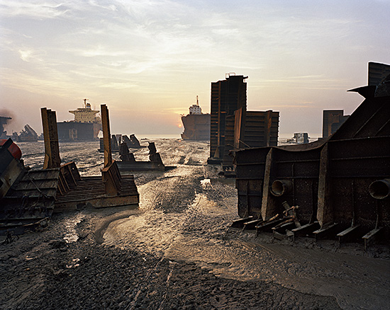 Edward Burtynsky, "Shipbreaking #13", Chittagong, Bangladesh, 2000. From Burtynskys Oil series. © 2016 Edward Burtynsky, courtesy Nicholas Metivier Gallery, Toronto