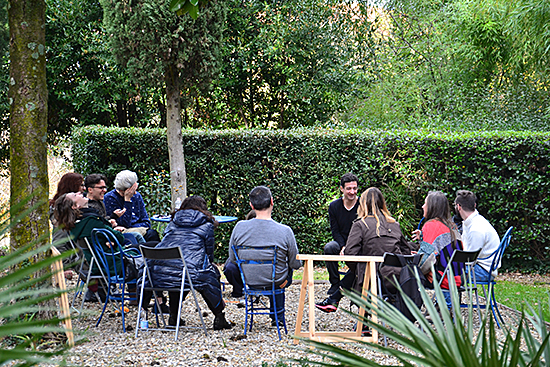 Ill. 8 Garden of Villa Romana, group meeting with Kinkaleri, 2016, photo: Giulia Del Piero