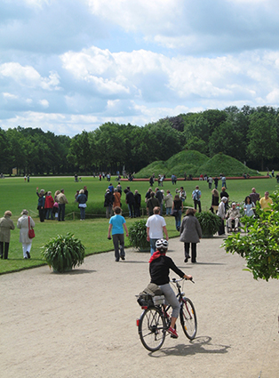 dOCUMENTA(13), Massimo Bartolini’s Untitled (Wave) (1997-2012) in the Karlsaue Park